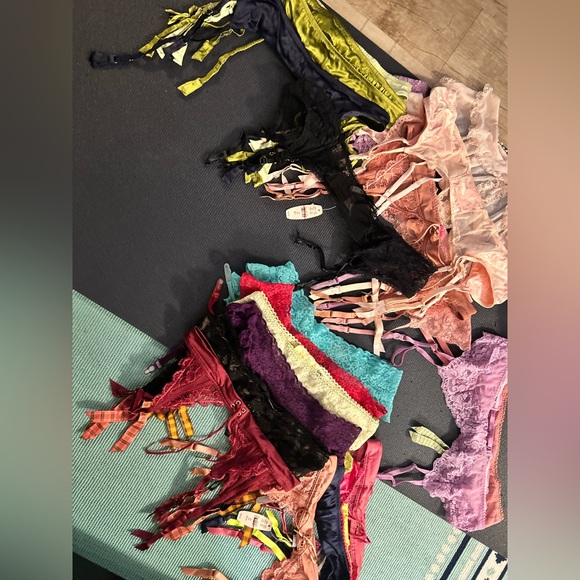 Victoria’s Secret Very Sexy Lingerie Lace Garter Belts (5) - Picture 8 of 9